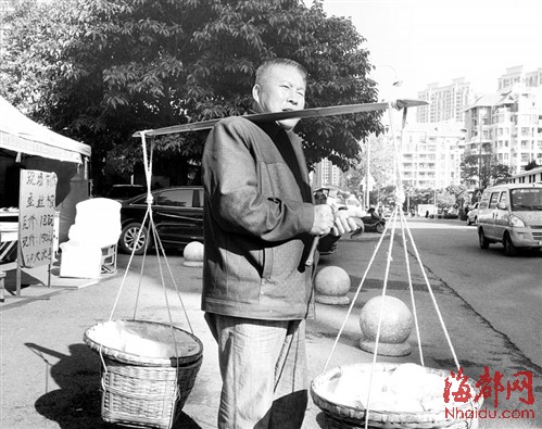 福州街頭現叫賣麥芽糖　一把錘子兩把刀打動味蕾