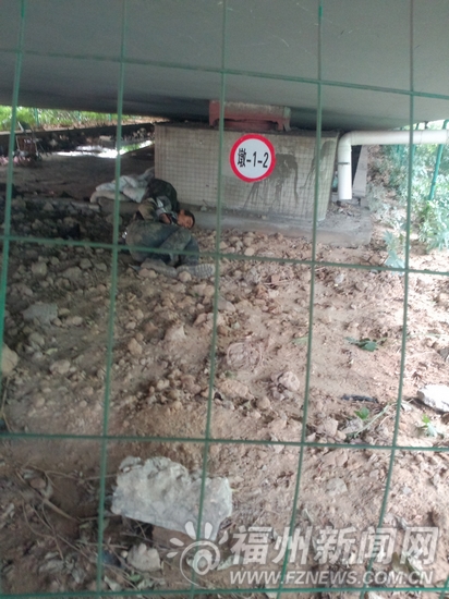男子騎車摔倒爬進橋底臥地不起　實為流浪者喝醉