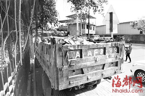 無證龍馬車躲城管闖禁行　撞塌圍墻后撞壞三輪車