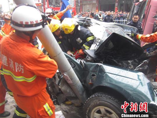 福州閩清一集裝箱大掛車側(cè)翻壓扁皮卡車
