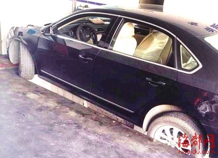 糊涂司機錯將油門當成剎車　把車開進修理廠地溝
