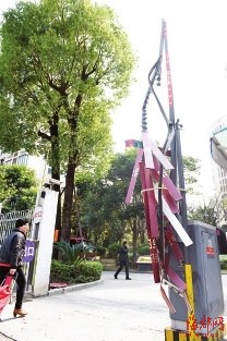 糊涂司機錯將油門當成剎車　把車開進修理廠地溝