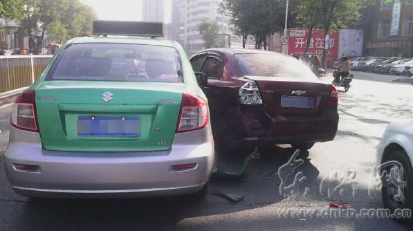 工業路一出租車“死咬”私家車　的士內乘客被困