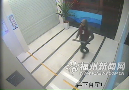凌晨取款遇搶劫　瘦小女16秒空手奪大刀嚇跑劫匪