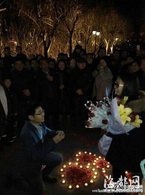 福州西湖公園上演浪漫求婚　玫瑰花鋪設心形圖案