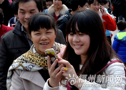 今年過(guò)年流行“搶紅包”　七旬大爺用微信發(fā)紅包