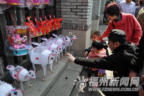 賞花逛展正當時　榕市民攜家帶口賞花觀展逛古街