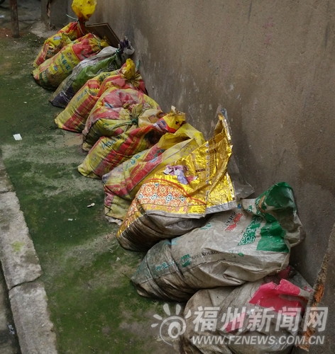 20袋淤泥堆在水松巷長期無人清理　雨天散發惡臭
