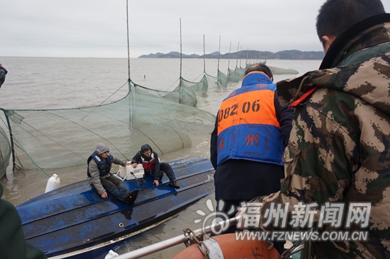 閩江口游艇傾覆4人落水全獲救　1人游泳千米報警