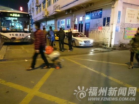 火車站周邊有6個黑車聚集地 大學生無奈拼車返校