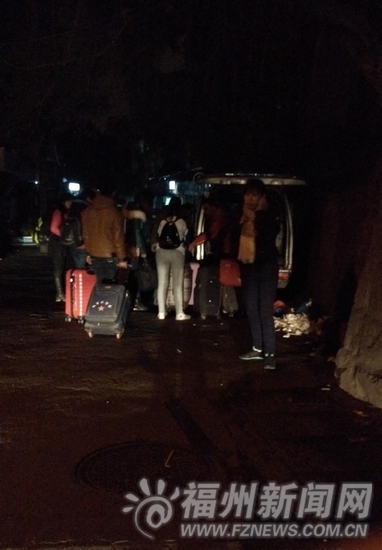 火車站周邊有6個黑車聚集地 大學生無奈拼車返校