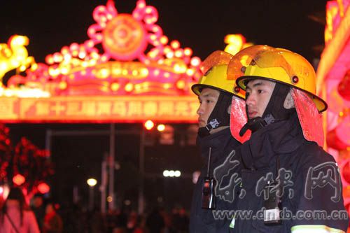榕元宵燈會展區(qū)消防現(xiàn)場執(zhí)勤　進(jìn)入二級戰(zhàn)備狀態(tài)