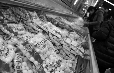 今年元宵節(jié)超市湯圓品種更豐富　主打簡(jiǎn)裝平民風(fēng)