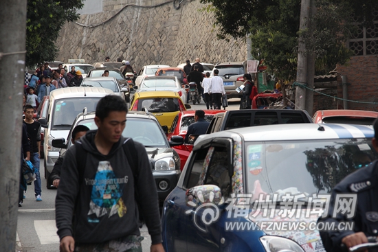 10萬游客周末擠爆金雞山棧道　金雞山路不堪重負