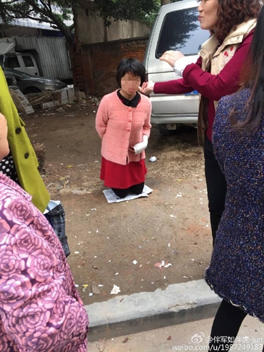 女子向老同學借3萬元遭拒 在對方家樓下長跪不起