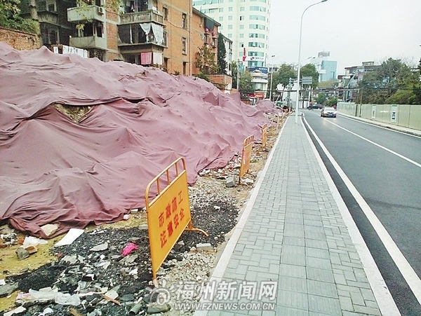 觀風亭街北段通車2個多月 建筑垃圾依然堆放路旁