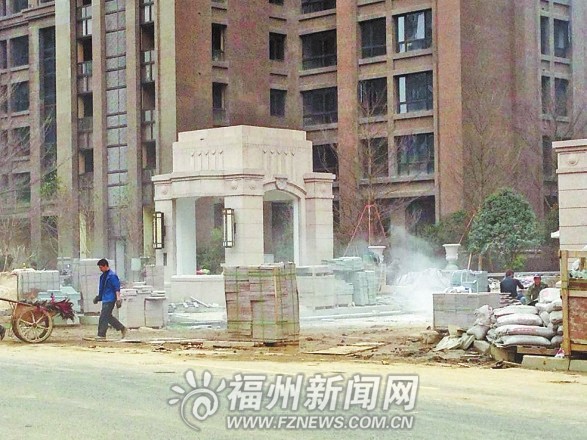 燎原路在建工地?fù)P塵已數(shù)月　路邊小車(chē)被塵土覆蓋