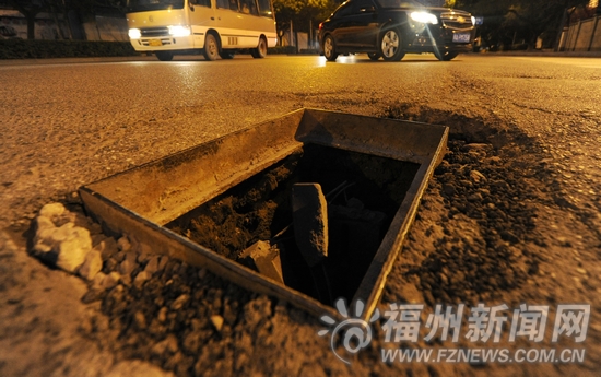 北浪路琴湖路口井蓋塌陷　3個(gè)小時(shí)內(nèi)連發(fā)2起事故