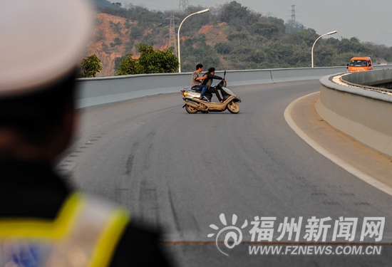 交巡分離首把火 集中查處闖禁行、濫用遠光燈等