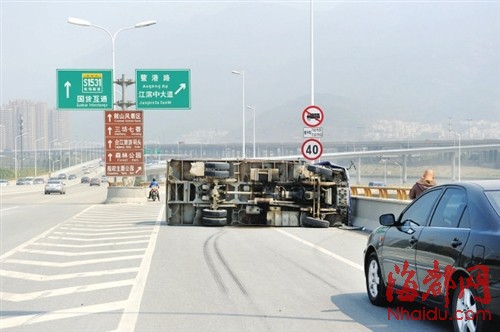 鼓山大橋前方發(fā)生四車追尾　尾隨貨車避讓時(shí)側(cè)翻