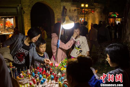 “植物大戰僵尸”角色成面人　福州市民稱贊叫好