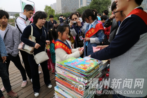 榕160多個親子家庭前往花海公園 播撒百日草花種