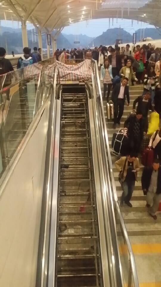 火車南站電梯停用旅客不便　回應：因為春季檢修
