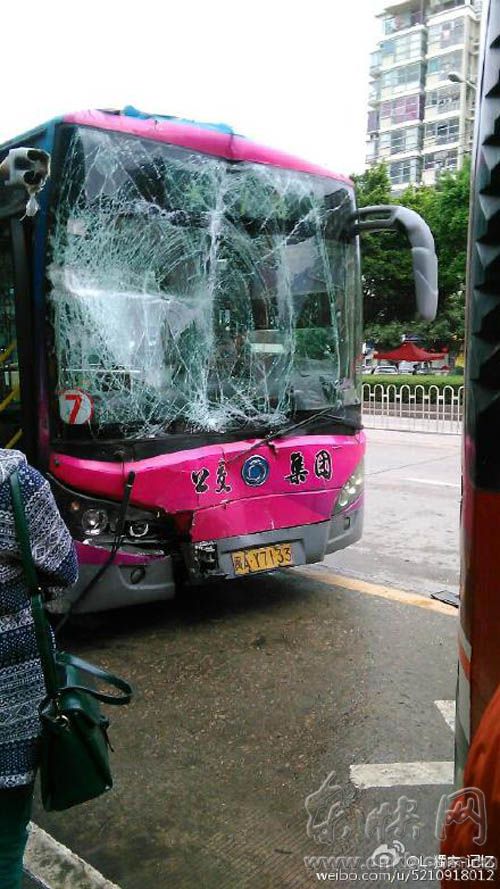 遠(yuǎn)洋公交站三輛公交車追尾　乘客和駕駛員無大礙