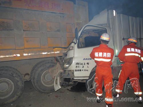 灣邊大橋貨車追尾渣土車　司機躲避及時只受輕傷