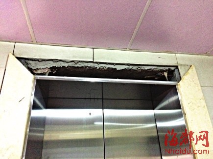 建華溫泉公寓電梯門前外墻瓷磚脫落　交房僅兩年
