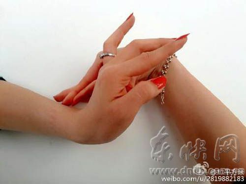 網(wǎng)友曬“軟指功”造型圖　醫(yī)生：硬掰會關(guān)節(jié)骨裂