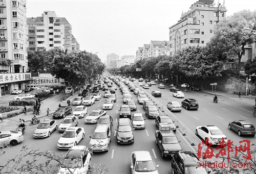 福州象山隧道口出租車“崴腳”　二環(huán)路車排長龍