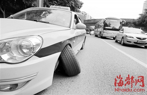 福州象山隧道口出租車“崴腳”　二環路車排長龍