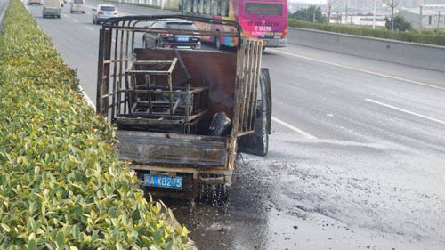 福州三環快車道一貨車突然自燃　一車新家電燒沒