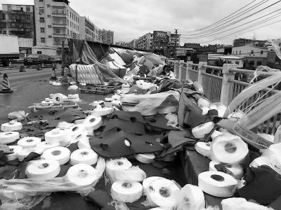 大掛車疑因行駛中突然爆胎　失控側(cè)翻險些栽下橋