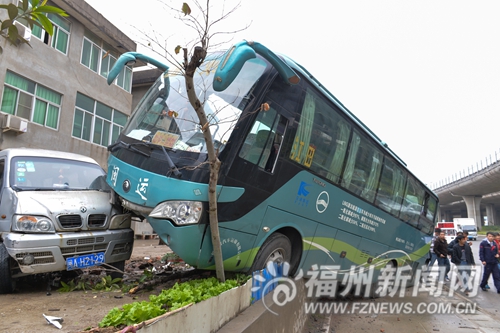 大巴司機途中暈厥撞路邊　撞擊瞬間售票員抱住他