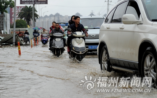 纜溝塌方5根水管被壓脫節 盤嶼路百米路段成汪洋