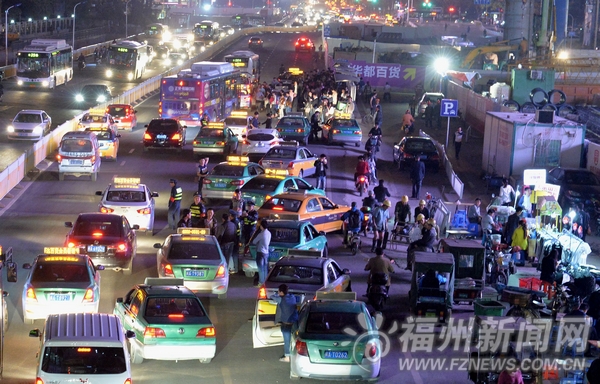 萬寶商圈“黑的”泛濫　拒載拼車已成“老規(guī)矩”