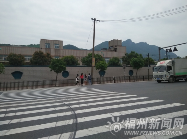 光陽蛋業(yè)立柵欄圍擋國道200米 學(xué)生被迫車道等車
