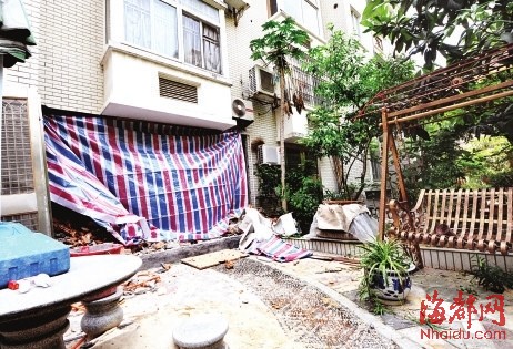 湖前蘭亭小區業主擴門　敲掉自家外墻被物業叫停