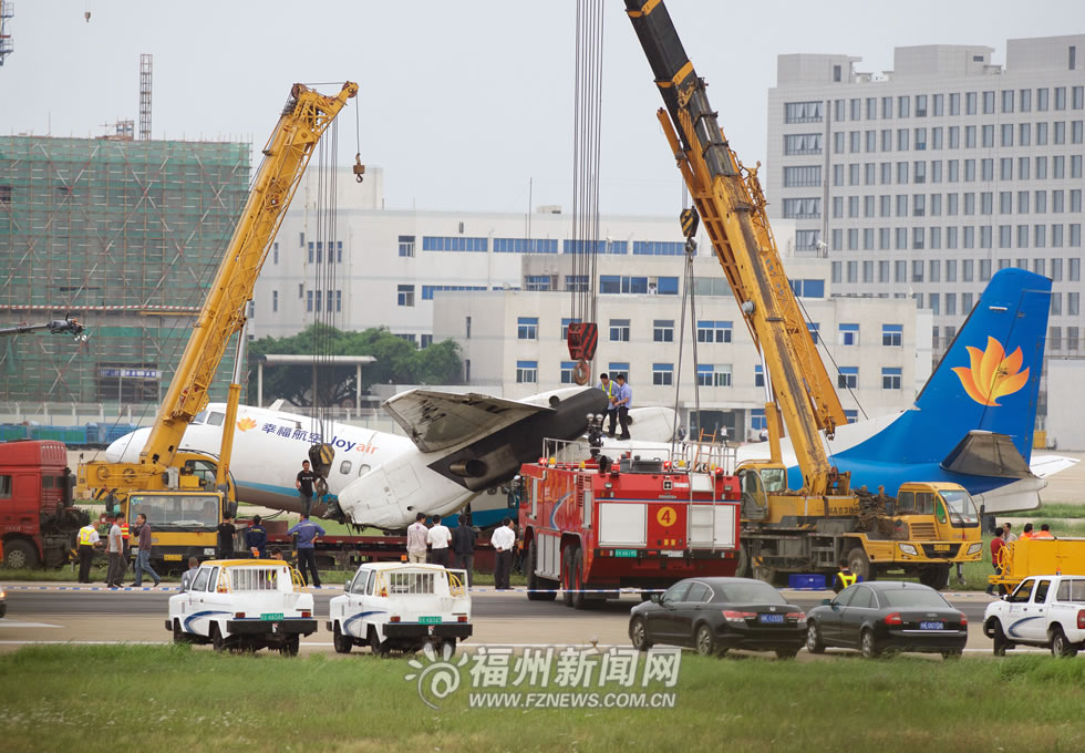 載52人客機降落福州機場沖出跑道　機翼與機身交接處斷裂