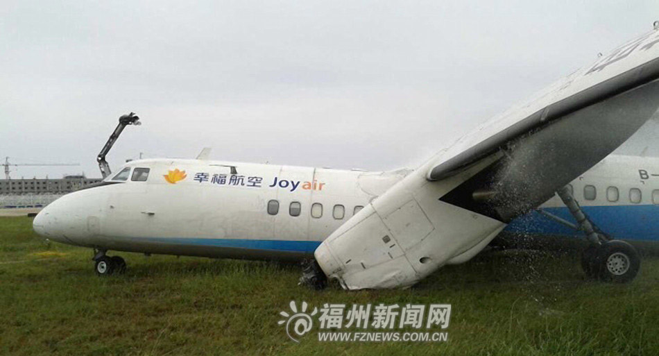 載52人客機降落福州機場沖出跑道 機翼與機身交接處斷裂