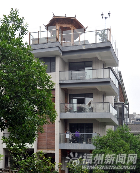 中天金海岸俊仕苑別墅頂風(fēng)搶建　每棟頂樓都加蓋