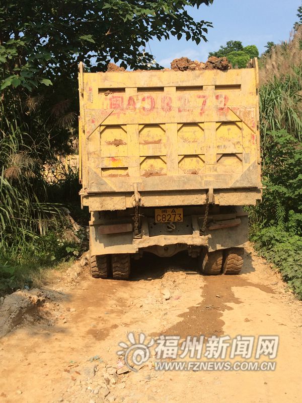 上百車渣土偷倒石林古寺后山　執法部門介入調查