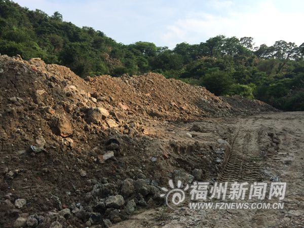 上百車渣土偷倒石林古寺后山　執法部門介入調查