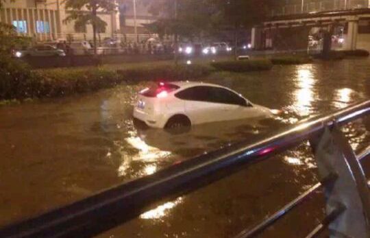 暴雨福飛路涵洞受淹多車拋錨　排管中心緊急出動