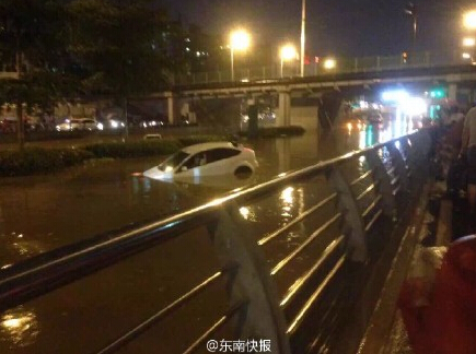 雷雨突襲榕城福飛路涵洞積水　女司機從車里游出