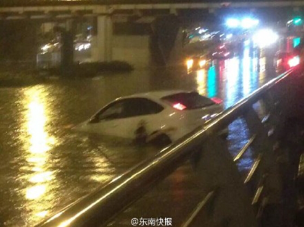 雷雨突襲榕城福飛路涵洞積水　女司機從車里游出