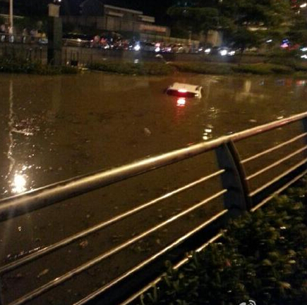 雷雨突襲榕城福飛路涵洞積水　女司機從車里游出