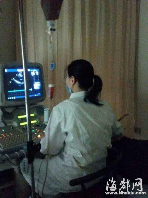 福州女醫(yī)生邊掛瓶邊給病人檢查　當(dāng)天檢查百余人